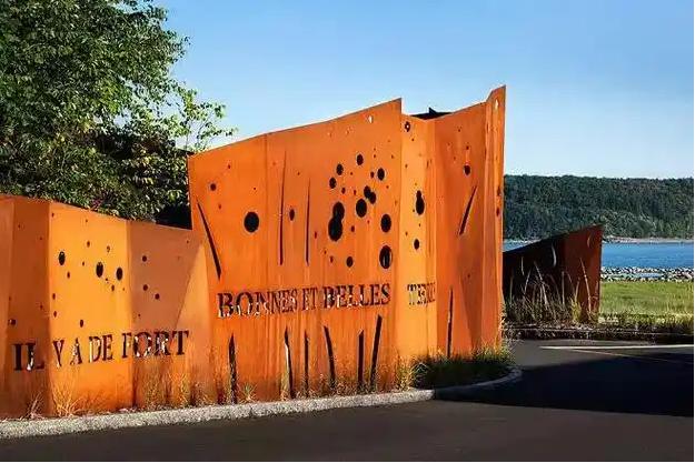 东方华侨农场锈钢板景观